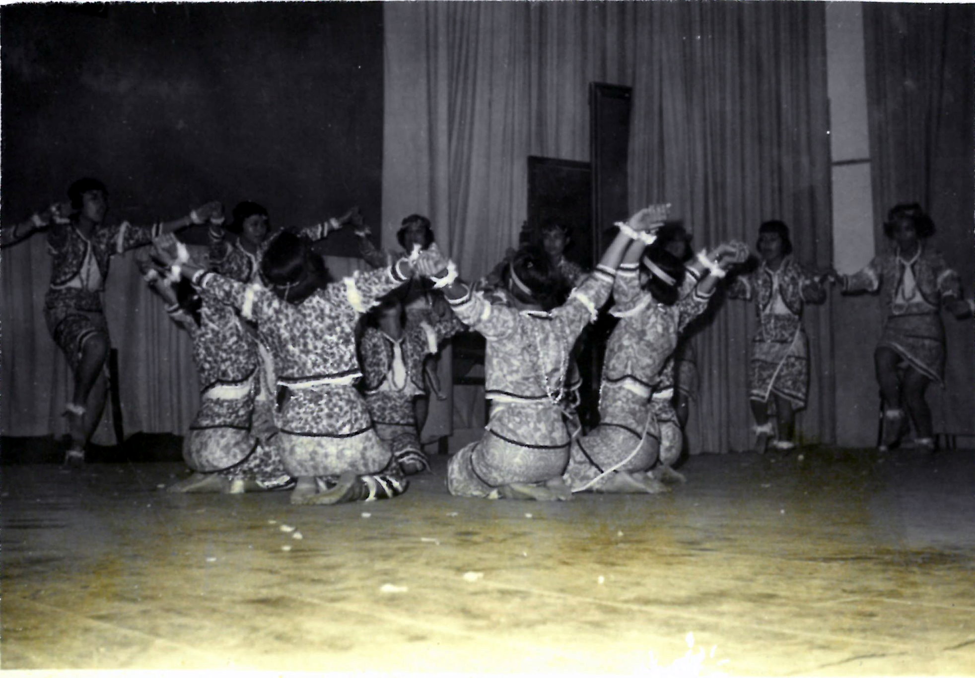 155.53年5月xx日 本校女生舞編隊參加全縣民族舞蹈比賽榮獲冠軍